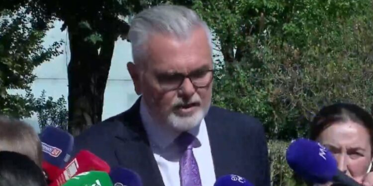 Ministri Gogu pas seancës ‘blic’: Opozita e pengoi programin që qytetarët priste të dëgjonin, ndërsa Ramës iu hodh libri i Kushtetutës.