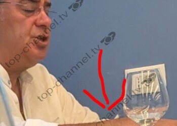 Ministrja e Brendshme Albana Koçiu shkarkon zv.ministrin për shkak të fotos me cigare në ambient të mbyllur