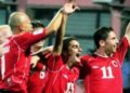 Mundja e Greqisë 21 vite më parë: Çfarë po bëjnë sot heronjtë kuqezi që përjetësuan historinë me kampionët e Europës?