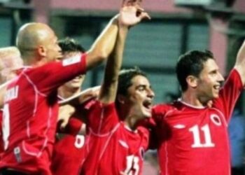 Mundja e Greqisë 21 vite më parë: Çfarë po bëjnë sot heronjtë kuqezi që përjetësuan historinë me kampionët e Europës?