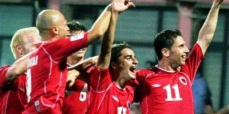 Mundja e Greqisë 21 vite më parë: Çfarë po bëjnë sot heronjtë kuqezi që përjetësuan historinë me kampionët e Europës?