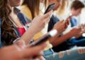 Ndalimi i telefonave dështon: Urdhri i ministrisë së Arsimit mbetet vetëm në letër, nxënësit vazhdojnë të sjellin celularët në shkollë.