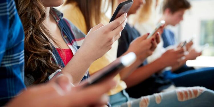 Ndalimi i telefonave dështon: Urdhri i ministrisë së Arsimit mbetet vetëm në letër, nxënësit vazhdojnë të sjellin celularët në shkollë.