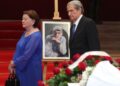 Nderimi për Dhimitër Anagnostin: Berisha i jep lamtumirën regjisorin, e shoqëron bashkëshortja e tij.