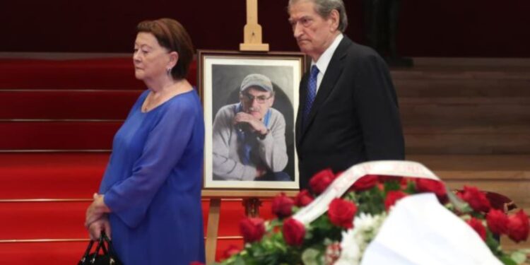 Nderimi për Dhimitër Anagnostin: Berisha i jep lamtumirën regjisorin, e shoqëron bashkëshortja e tij.