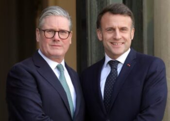 Ndërsa luftohet ndaj ekstremizmit të djathtë, opinionet për Macron dhe Starmer vazhdojnë të përkeqësohen.