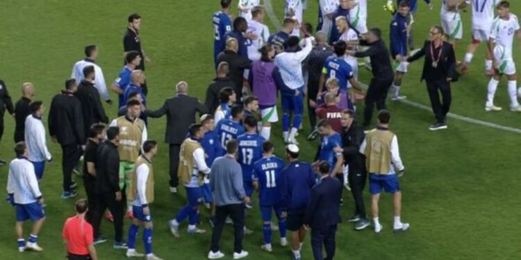 Ndeshja e tensionuar mes Izraelit dhe Italisë shkakton debate, futbollistët israelitë pretendojnë se u ofenduan gjatë gjithë lojës.