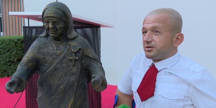 "Nënë Tereza më ofroi një jetë të re": Historia e burrit me nanizëm dhe detajet e vizitës së parë të shenjtores në Shqipëri në 1989, sipas dokumenteve të Arkivës.