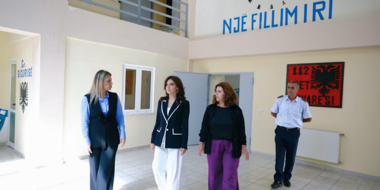 Nënë Tereza, nëntë vjet pas shpalljes si shenjtores/ Ditë Ndërkombëtare e Bamirësisë, Spiropali viziton institutin për fëmijët në Kavajë.