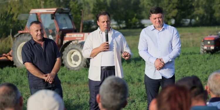 Nënkryetari Sulaj organizon takim në Baldushk, ftesë për fermerët: Bashkohuni në projekte dhe promovoni produktet tuaja për eksport.