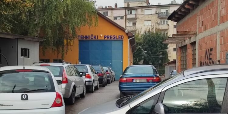 Nga 1 Nëntori, Kosova ndalon automjetet me targa të huaja për mbi 3 muaj, masa ka ndikim te serbët në veri.