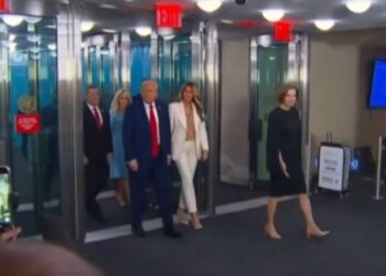Ngjarje në Asamblenë e OKB-së, shkallët lëvizëse ndërpriten papritur para arritjes së Donald Trump.