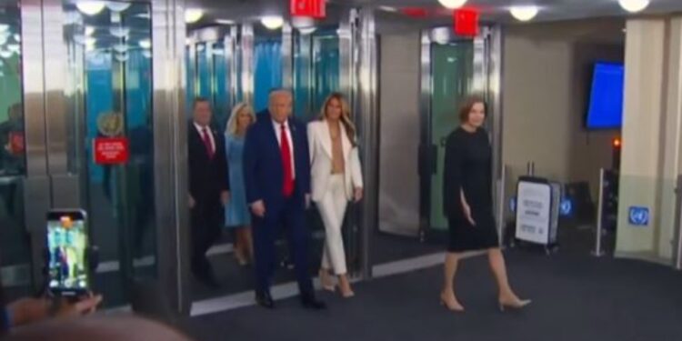 Ngjarje në Asamblenë e OKB-së, shkallët lëvizëse ndërpriten papritur para arritjes së Donald Trump.