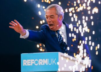 Nigel Farage bën deklarata të forta në konferencë: Anijet me emigrantë do të ndalojnë brenda dy javësh pas marrjes së postit të kryeministrit.