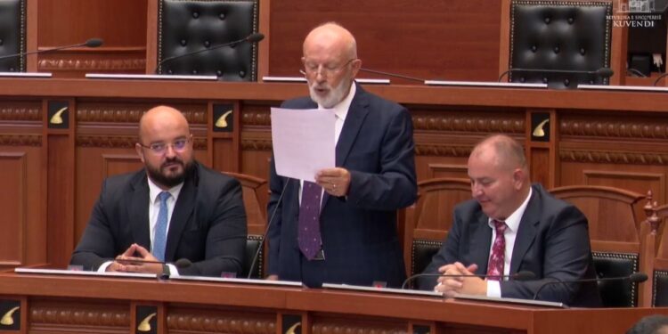 Niko Peleshi, lideri i ri i Kuvendit të Shqipërisë, siguron 84 vota mbështetje! Mazhoranca e përshëndet, ndërsa opozita proteston.