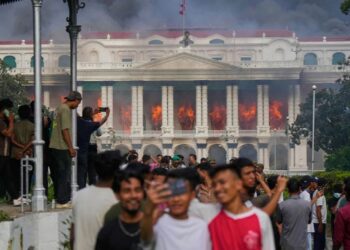 Një ditë pas rrëzimit të qeverisë në Nepal, ish-gjykatësja pranon të udhëheqë si kryeministre e përkohshme në përgjigje të kërkesave të protestuesve.
