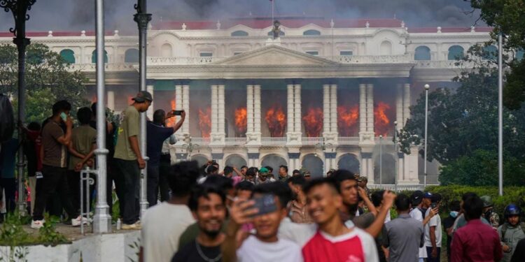 Një ditë pas rrëzimit të qeverisë në Nepal, ish-gjykatësja pranon të udhëheqë si kryeministre e përkohshme në përgjigje të kërkesave të protestuesve.