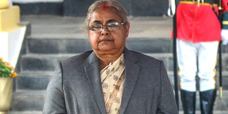 Një gjykatëse e anti-korrupsionit në Nepal, Sushila Karki, merr detyrën si Kryeministre.