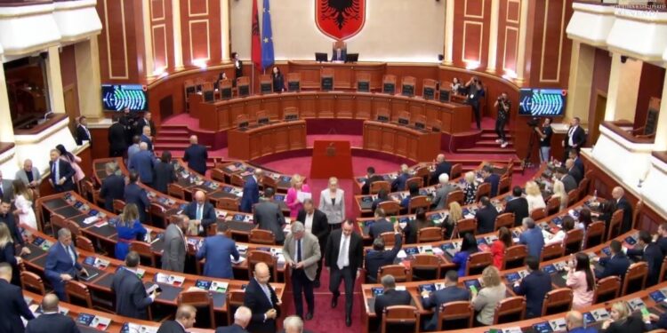 Opozita largohet nga seanca plenare, mazhoranca miraton ndryshimet e rregullores së Kuvendit me 79 vota.