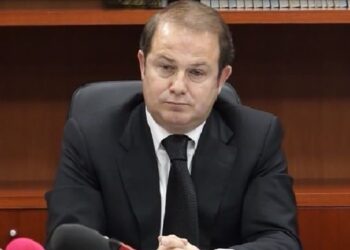Opozita po radikalizohet në Kuvend? Zbulohet propozimi i Gjin Gjonit në grupin e PD: Të grumbullojmë nga 1 mijë euro për të protestuar 20 mijë qytetarë para Parlamentit.