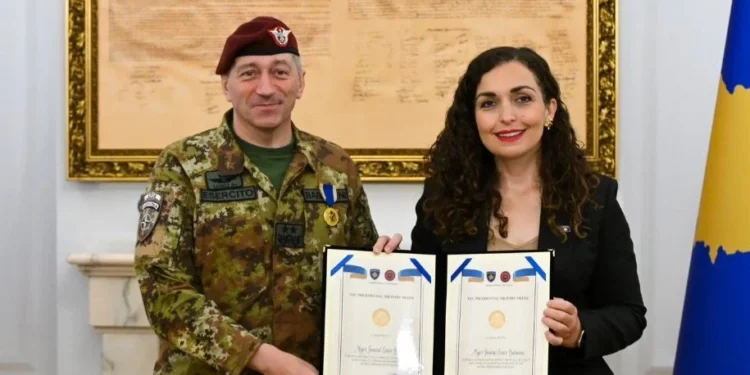 Osmani nderon Barduanin me Medaljen Prezidenciale Ushtarake