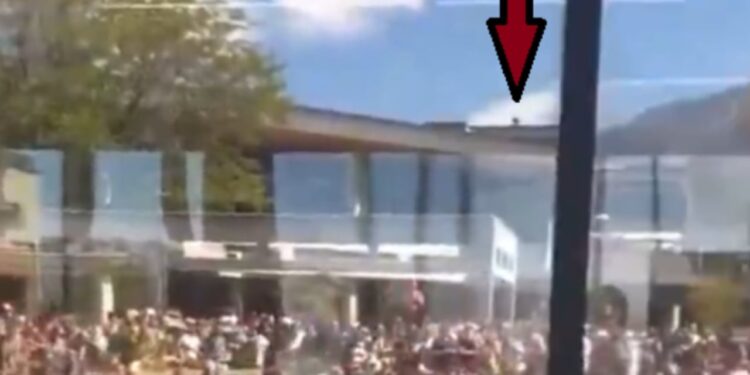 Pamje alarmante pas vrasjes së Charlie Kirk, një person i panjohur shfaqet duke vrapuar mbi çatinë e universitetit.
