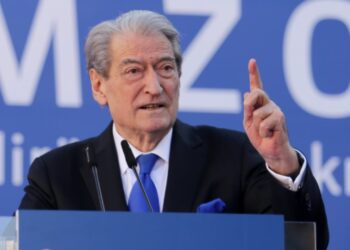Para mbledhjes së Parlamentit, PD shpall lëvizjen e saj. Berisha convokon Kryesinë në seli.