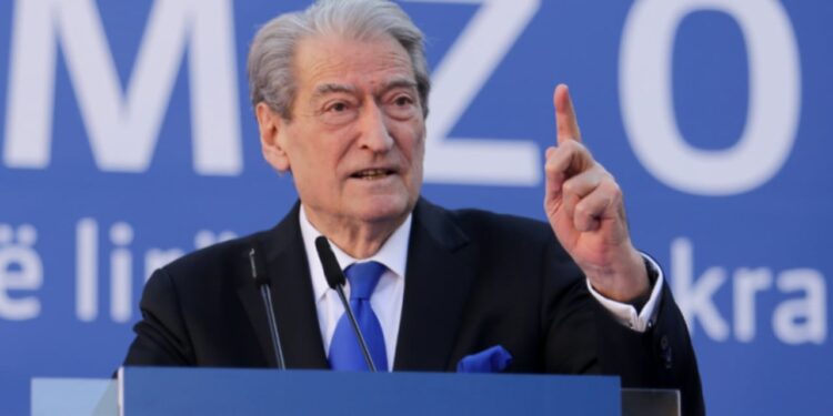 Para mbledhjes së Parlamentit, PD shpall lëvizjen e saj. Berisha convokon Kryesinë në seli.