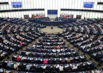 Parlamenti Evropian refuzon të mbajë një minutë heshtje për Charlie Kirk, eurodeputetët godasin tavolinat dhe protestojnë me zë të lartë.