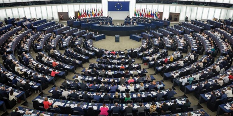 Parlamenti Evropian refuzon të mbajë një minutë heshtje për Charlie Kirk, eurodeputetët godasin tavolinat dhe protestojnë me zë të lartë.