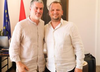 Pas dorëheqjes nga Bashkia e Vlorës, ish-kryebashkiaku Ermal Dredha takon zëvendësuesin e tij: Elis Halili do të drejtojë qytetin drejt zhvillimit.