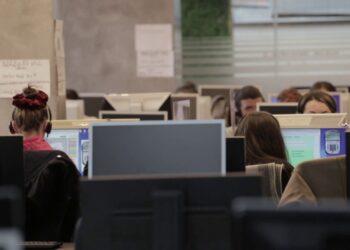 Pasojat e punës në call-center: 60% e të rinjve përballen me probleme në shtyllën kurrizore, dëgjim dhe shikim.