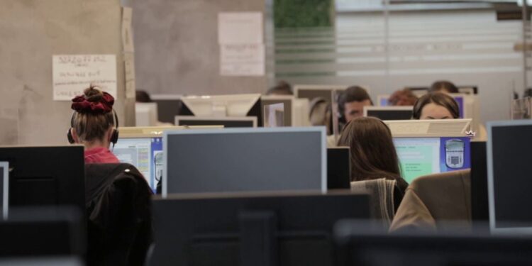 Pasojat e punës në call-center: 60% e të rinjve përballen me probleme në shtyllën kurrizore, dëgjim dhe shikim.