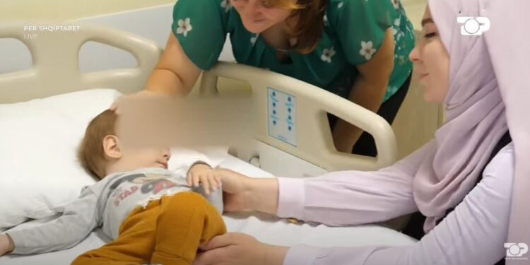“Për Shqiptarët”/ Roani i vogël udhëton drejt një spitali në Itali për të kryer dy operacione për tumorin në kokë.