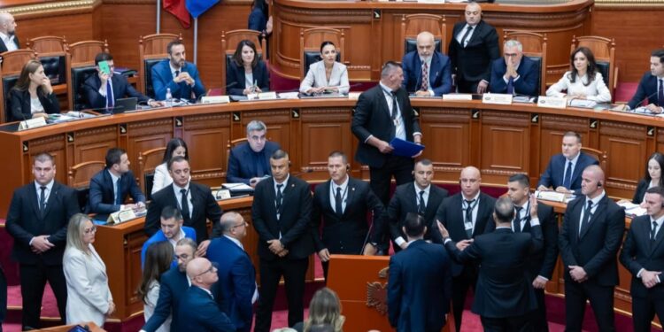 Për herë të parë, miratohet programi dhe përbërja e Qeverisë me 82 vota në favor. Seanca zgjat vetëm 25 minuta.