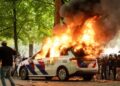 Përleshje dhe dhunë në Hagë, policia holandeze përdor gaz lotsjellës dhe ujë për të shpërndarë protestuesit anti-emigracion.