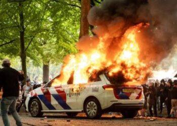 Përleshje dhe dhunë në Hagë, policia holandeze përdor gaz lotsjellës dhe ujë për të shpërndarë protestuesit anti-emigracion.