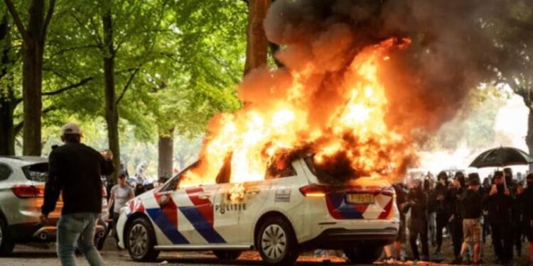 Përleshje dhe dhunë në Hagë, policia holandeze përdor gaz lotsjellës dhe ujë për të shpërndarë protestuesit anti-emigracion.