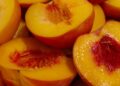 Pesticide mbi normë: AKU ndalon importin e pjeshkave dhe rrushit nga Greqia