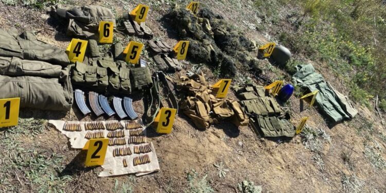 Policia gjen armë në veriun e Kosovës, dyshohet se i përkasin një personi të kërkuar për Banjskën.