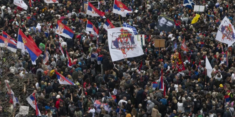 Policia përdor forcë ndaj protestuesve në Novi Sad