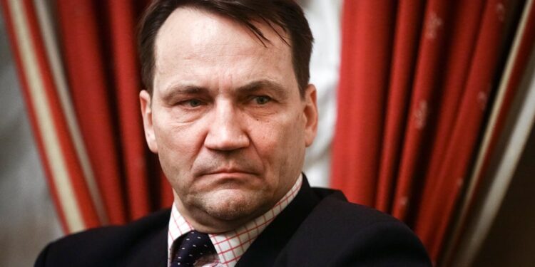 Polonia e akuzon Hungarinë, ministri i jashtëm: Po e shantazhoni BE-në me Ukrainën, keni kaluar limitet.