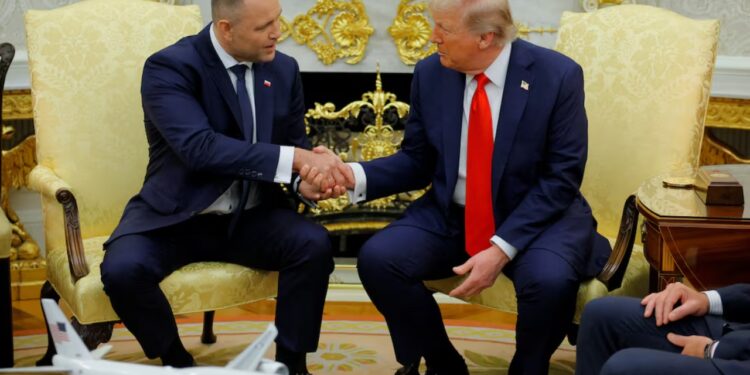 "Polonia përballet me sfida në një lagje të komplikuar" / Trump takon Karol Nawrockin, dërgon një paralajmërim Putinit: Nëse nuk jemi të kënaqur...