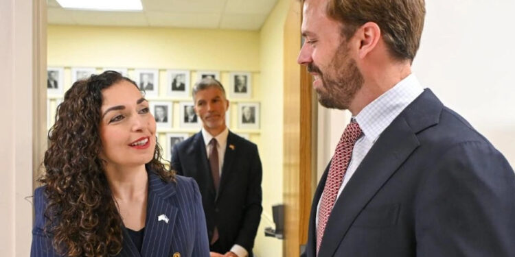 Presidentja Osmani takim me zyrtarin e lartë të Departamentit të Shtetit, Brendan Hanrahan.