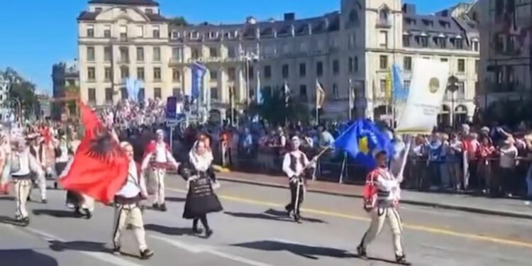 Prezentimi i veshjeve tradicionale shqiptare në Oktoberfest, Rama ndan videon: Xhubleta shqiptare u dallua.