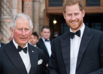 Princ Harry arrin në Clarence House për t'u takuar me Mbretin Charles.