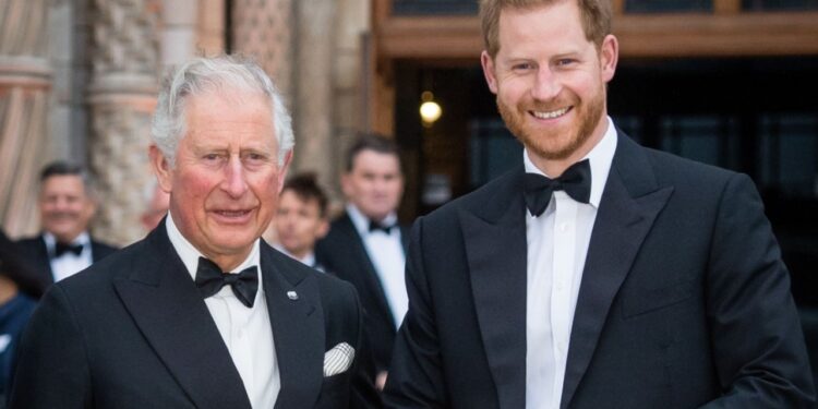 Princ Harry arrin në Clarence House për t'u takuar me Mbretin Charles.