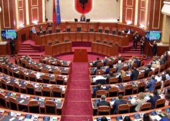 Projektvendimi miratohet, kryetarët e komisioneve parlamentare zgjidhen, PD-ja nuk merr pjesë në seancë