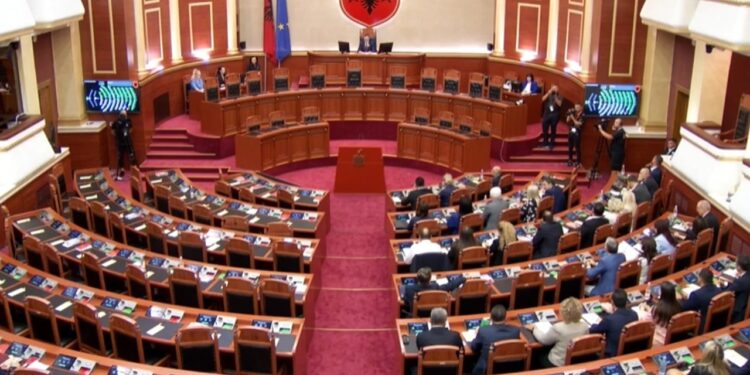Projektvendimi miratohet, kryetarët e komisioneve parlamentare zgjidhen, PD-ja nuk merr pjesë në seancë