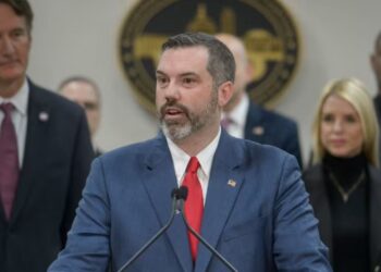 Prokurori i përgjithshëm i Virxhinias njofton dorëheqjen, pas tentativave të Trump për ta shkarkuar.
